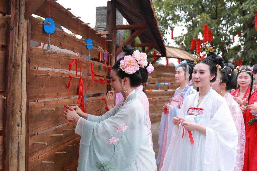 百花生日是花?来看四川历史名h中的“十二花?>
        <p class='ph_title'>百花生日是花?来看四川历史名h中的“十二花?/p>
        <p class='ph_time'>2022-03-17</p>
      </a>
    </li>
                <li>
      <a href=